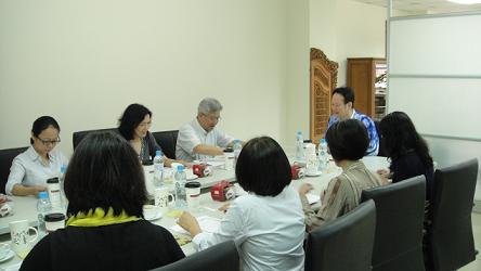 左起：劉怡蘋老師、黃翠梅院長、李永憲教授、鄭德淵副校長
